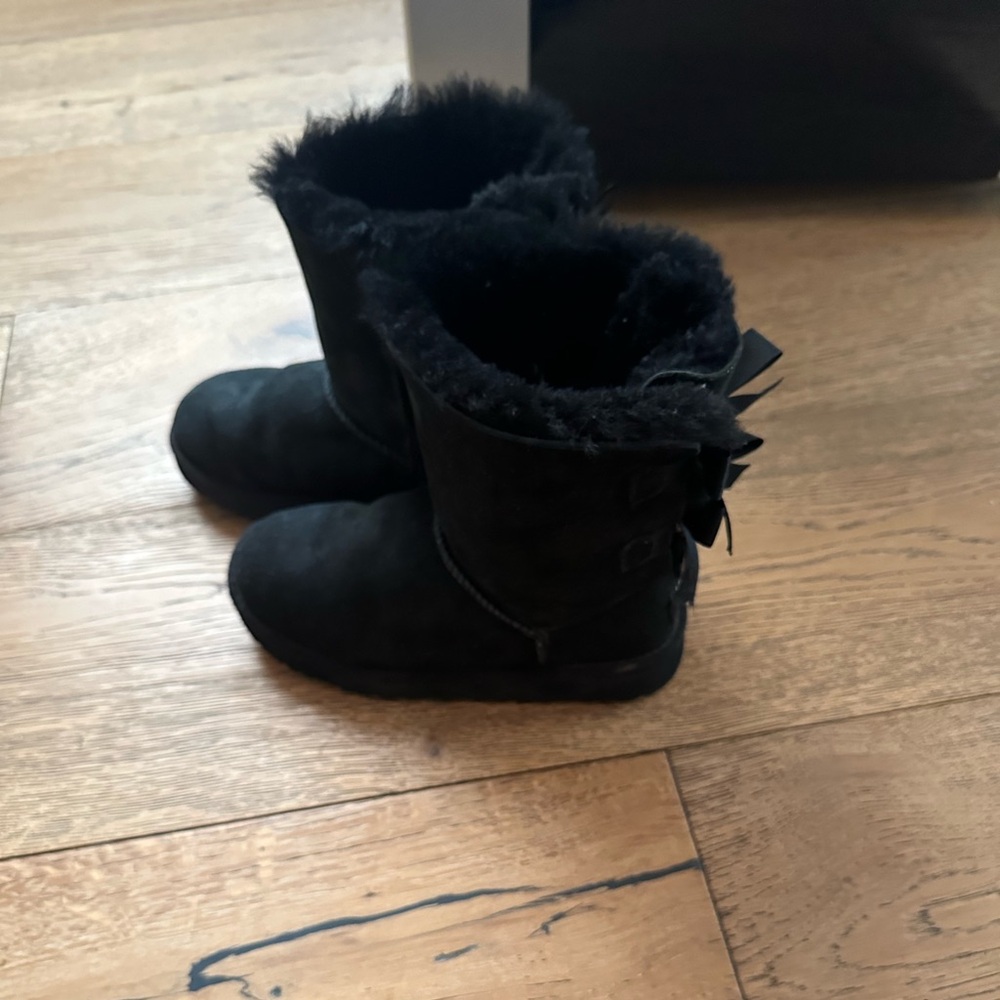 Girls size 1 Ugg Bailey bow boots!!